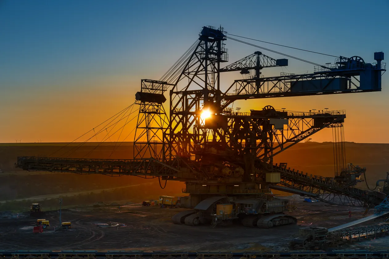 Fotografía de maquinaria de la industria minera Vista general de una industria minera en donde se puede ver una maquinaria completa dentro de un trabajo.
