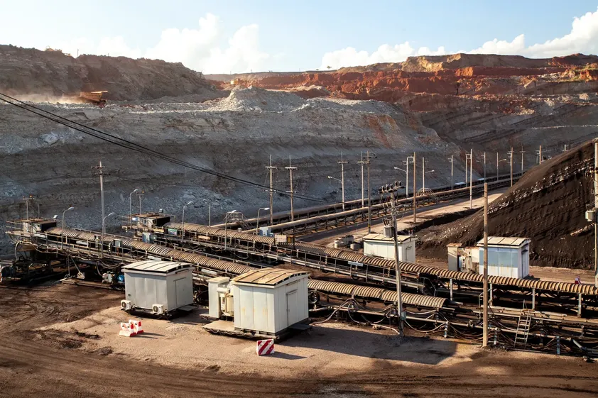 Ejemplo de cómo funciona la industria minera. Acercamiento a un espacio de la industria minera en donde se puede ver que lleva una maquinaria.